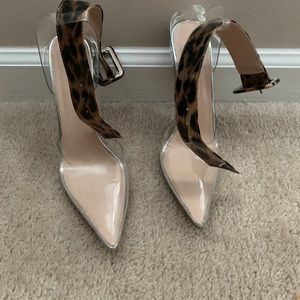 Clear leopard strapped pump